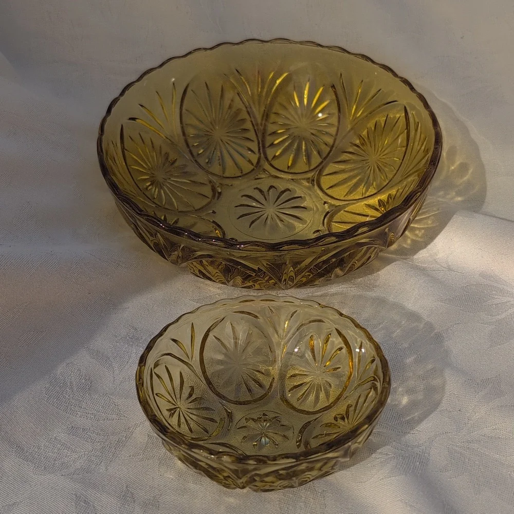 Vintage Anchor Hocking Star and Cameo Medallion Yellow Amber Glass Serving Bowls